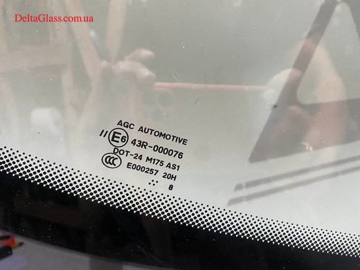 Citroen C8/Peugeot 807 вітрове з місцем під дзеркало, молдінг AGC-