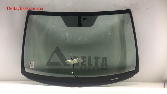 Toyota RAV-4 вітрове з місцем під дзеркало logo+