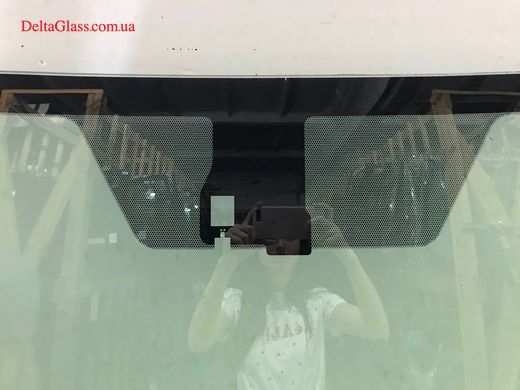 Toyota RAV-4 вітрове з місцем під дзеркало, місцем під датчик дощу, св