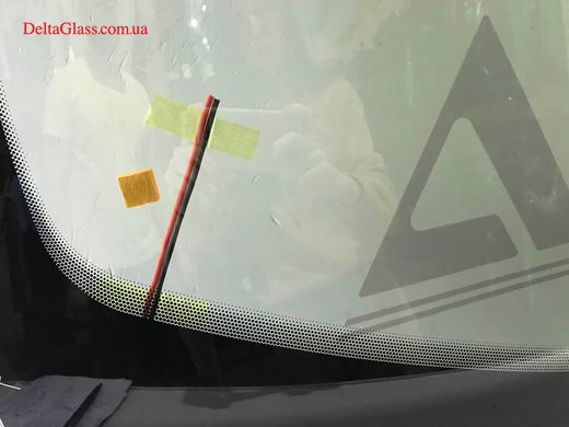 Tesla Model S Лобовое с местом под зеркало, датчик дождя, электрообогревом щіток та окном под VIN