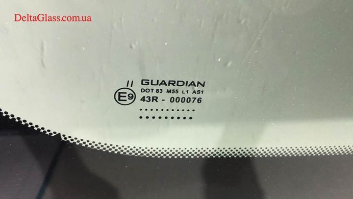 Renault Trafic (13)- вітрове з місцем під дзеркало Guardian