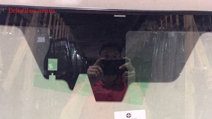 Toyota RAV-4 Лобовое с крепнением зеркала, местом под датчик дождя/света та молдингом (13-) 1 465*927